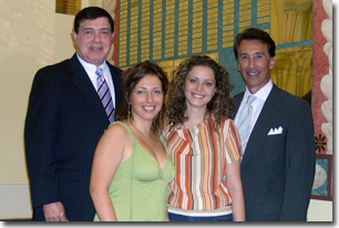 Joseph J. Vecchio, membro del Consiglio NIAF; Teresa Pitrella, studentessa dell'Università di Catania; Alessandra Manusia, studentessa dell'Università degli Studi di Perugia; e il Dr. A. Kenneth Ciongoli, presidente e amministratore delegato della NIAF presso la sede della NIAF. 